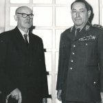 1963: 25. výročí ÚVN, první náčelník ústavu plk. MUDr. Heřman a tehdejší náčelník genmjr. Dr. Engel